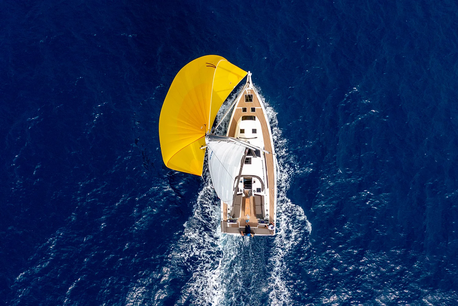 Neubau-Yacht unter Spinnaker aus der Vogelperspektive