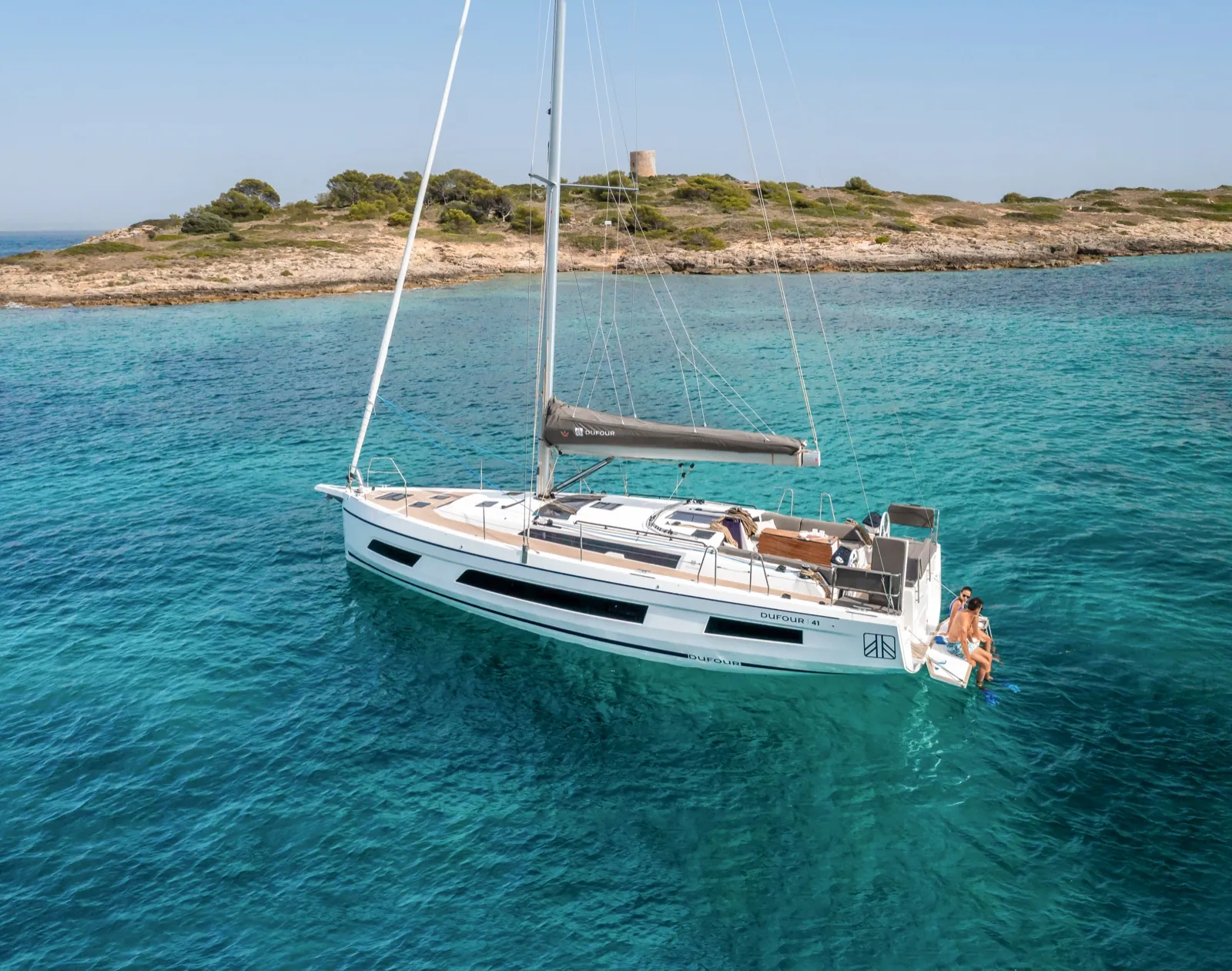Dufour 41 vor Anker in türkisem Wasser